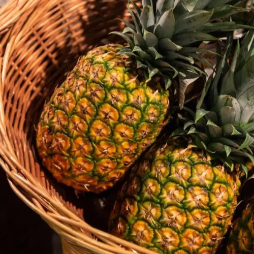 pineapples-fruit-basket-supermarket